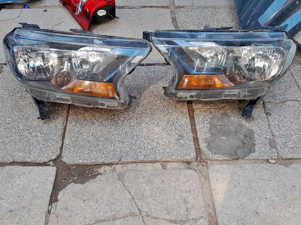 FORD RANGER T7 HEADLIGHT BOTHSIDES - Private Seller FORD RANGER T7 HEADLIGHT BOTHSIDES - Private Seller