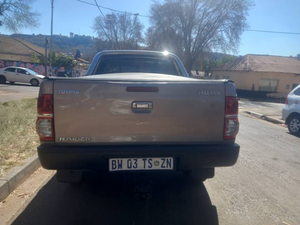2010 Toyota Hilux Double Cab 2.5 D4D Diesel, Manual, Brown, 99000kms Spare key