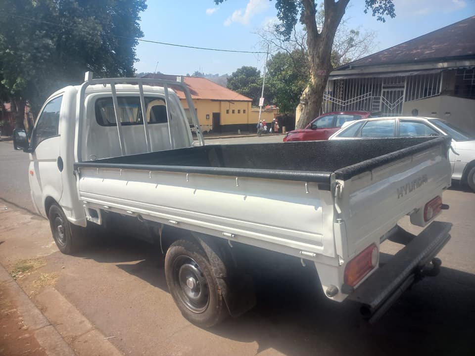 2018 HYUNDAI H100 BAKKIE 2.6 DIESEL, MANUAL, WHITE COLOR, MILEAGE 85000KMS