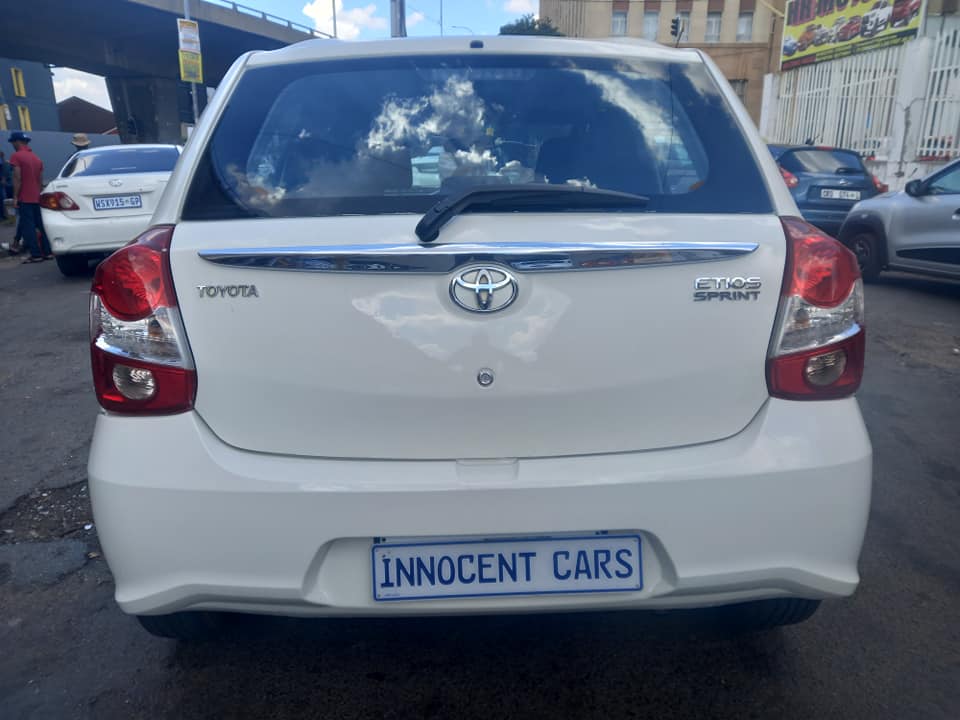 2017 TOYOTA ETIOS HATCHBACK 1.5 PETROL, MANUAL TRANSMISSION, WHITE COLOUR