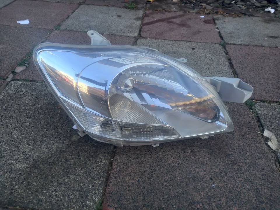 2005 - 2012 TOYOTA YARIS SEDAN HEADLIGHT RIGHT HAND SIDE R10 - Private Seller 2005 - 2012 TOYOTA YARIS SEDAN HEADLIGHT RIGHT HAND SIDE R10 - Private Seller