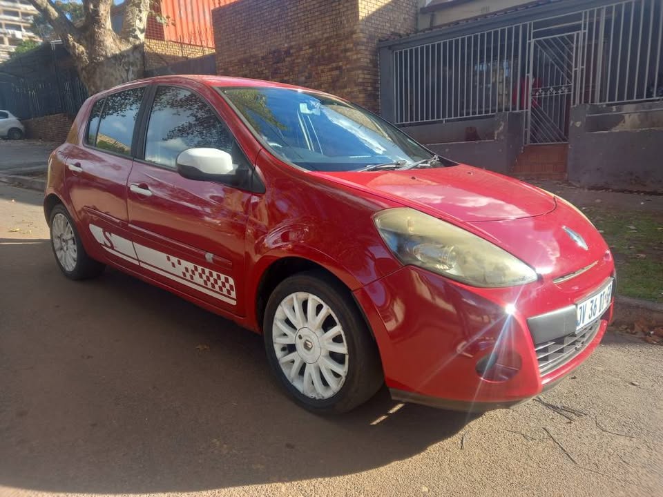 2010 Renault Clio 1.6 petrol, Manual , Red, 182000km