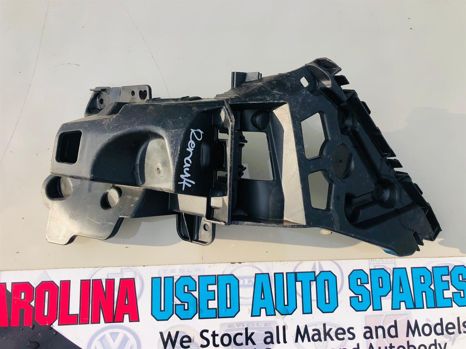Renault Clio 4 rear/ back bumper bracket/slider - Private Seller Renault Clio 4 rear/ back bumper bracket/slider - Private Seller