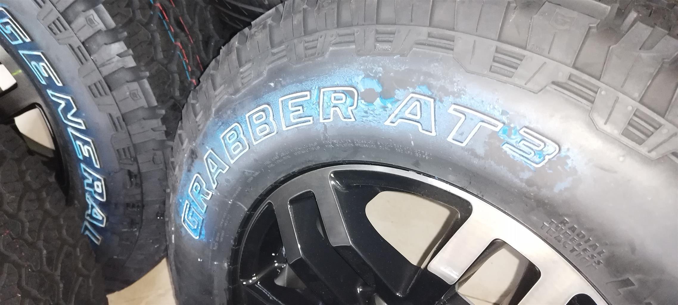 General Graber 265/70 R17 with raptor rim