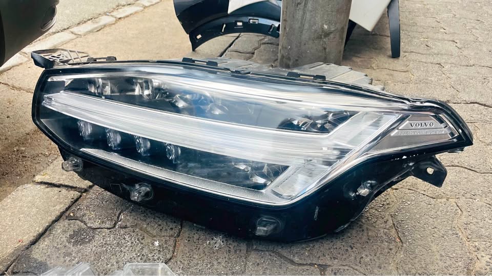 VOLVO XC90 LED HEADLIGHT - Private Seller VOLVO XC90 LED HEADLIGHT - Private Seller