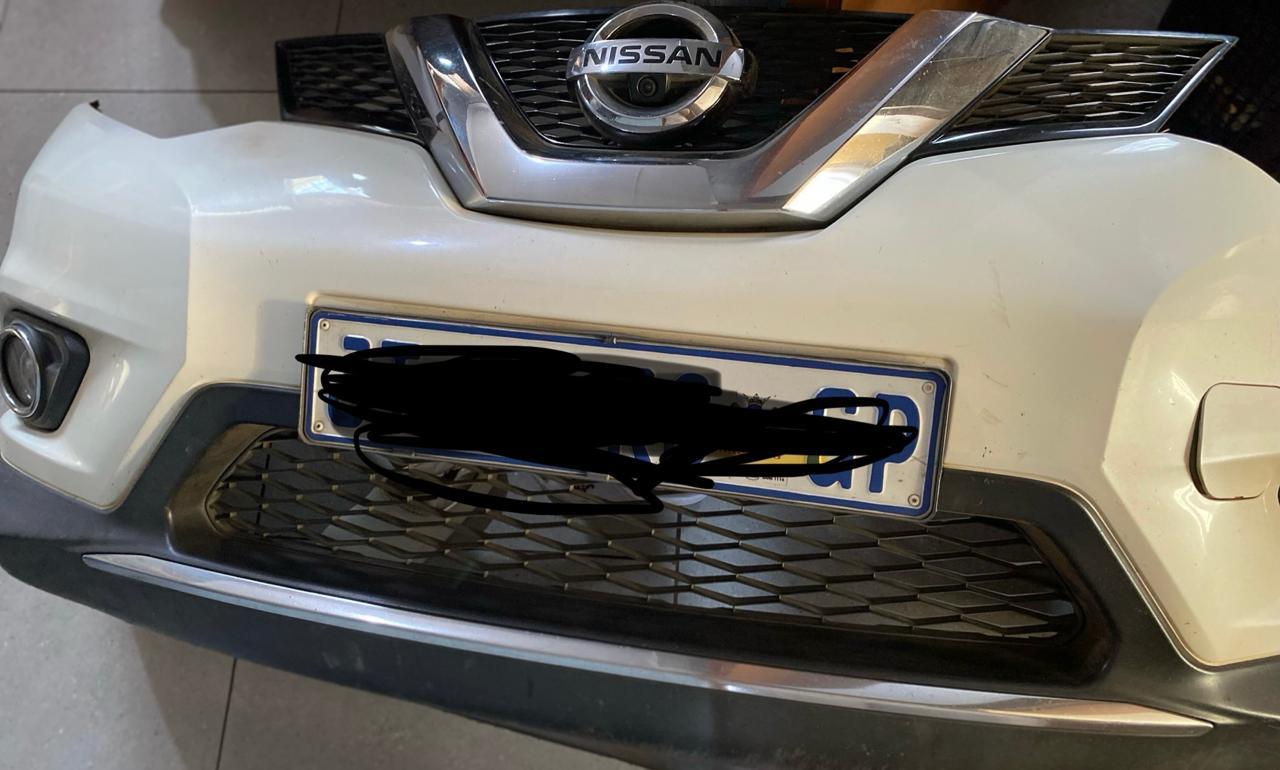 2016 Nissan X-trail bumper and headlight.