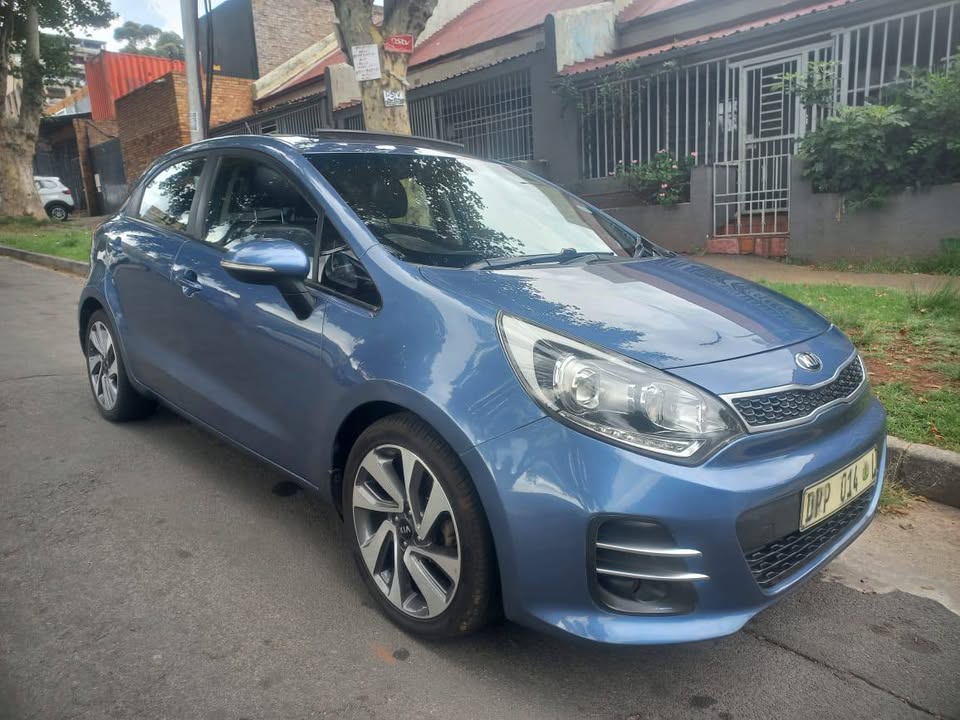 2016 Kia Rio Tec Hatchback 1.4 Petrol, Manual, Blue color, mileage Leather
