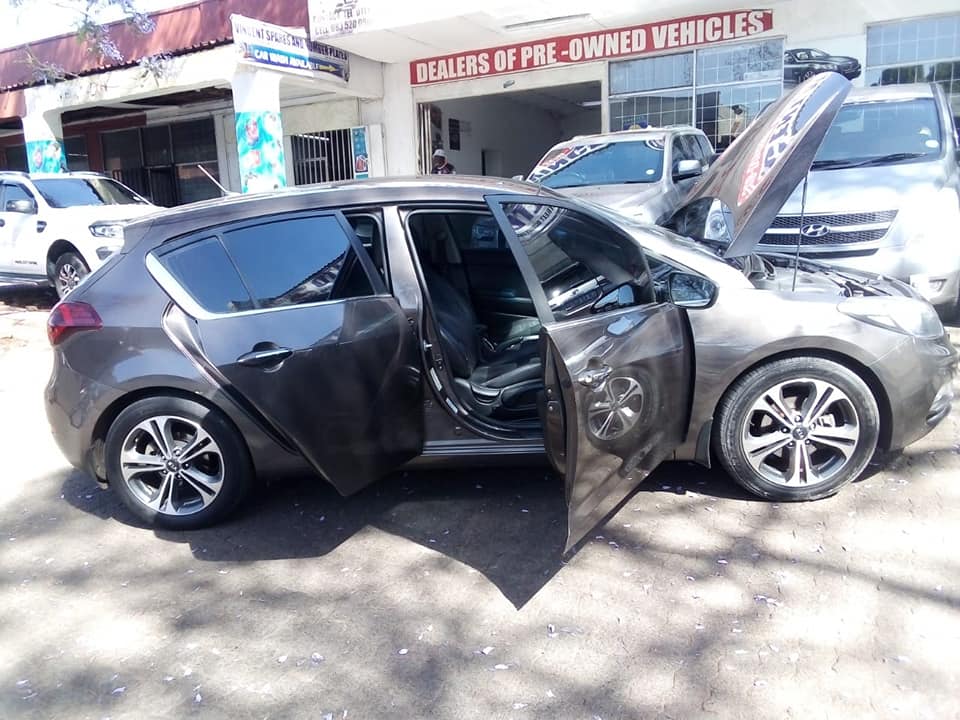 2017 KIA CERATO 1.6 HATCHBACK MANUAL  LEATHER REVERSE CAMERA REVERSE SENSOR GREY PETROL SERVICE