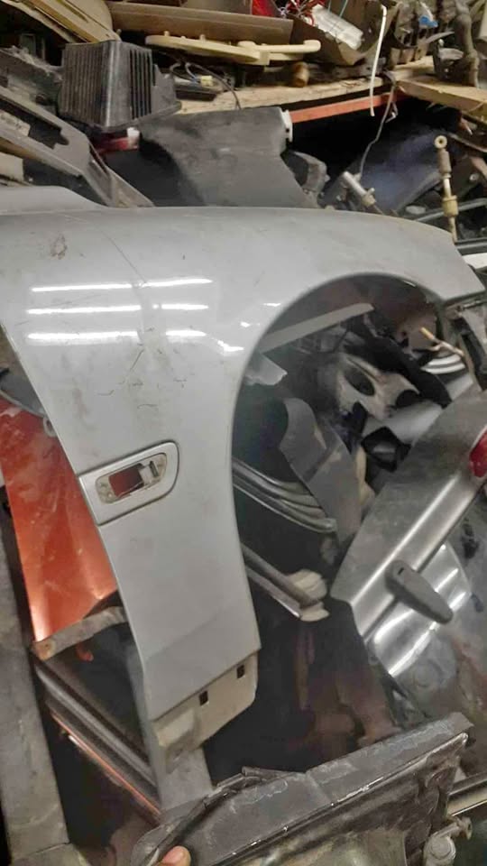 Neat Volvo S60 Right Fender With Slide Neat Volvo S60 Right Fender With Slide