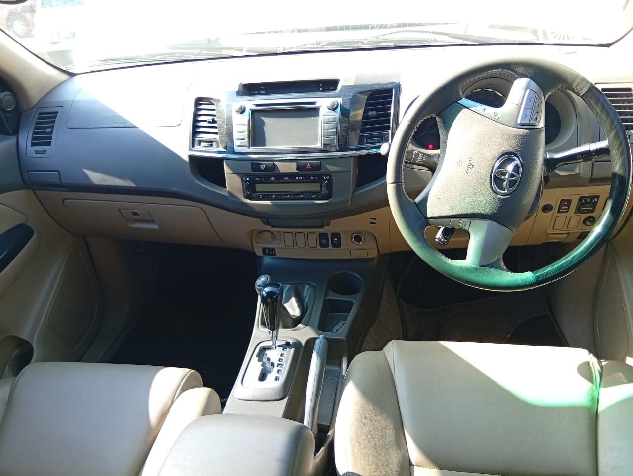 2015 Toyota Fortuner 4X4 3.0 SUV 7Seater D4D Diesel MINT Manual 165,000km Leathe