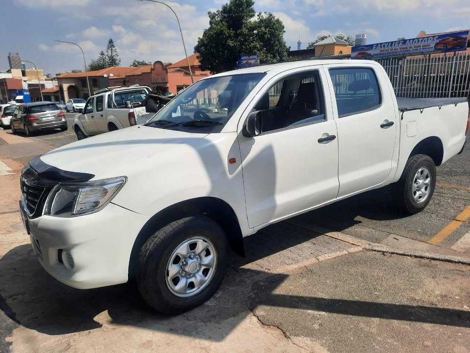 2015 Toyota Hilux 2.5D D4D 4x4 Double Cab with a Nice interior seat and Spare key