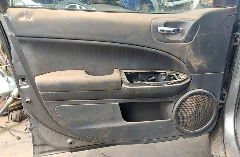 DODGE CALIBER LEFT FRONT DOOR PANEL - Private Seller DODGE CALIBER LEFT FRONT DOOR PANEL - Private Seller