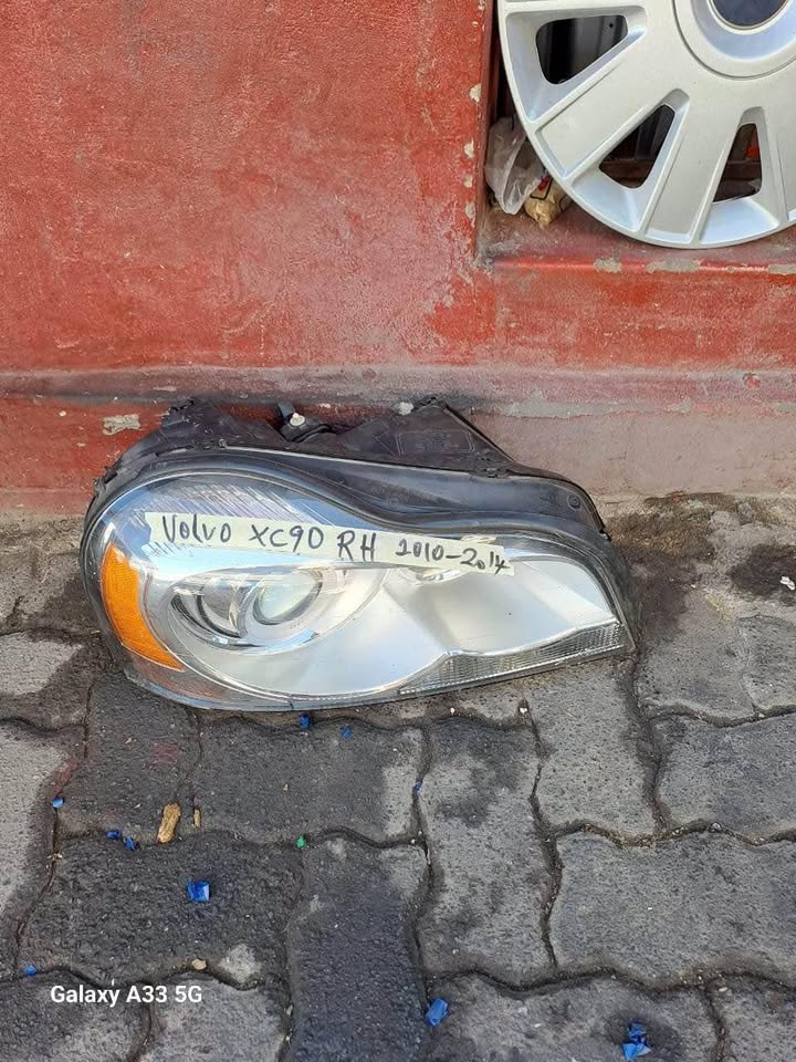 Volvo XC90 headlight 2010/14 - Private Seller Volvo XC90 headlight 2010/14 - Private Seller