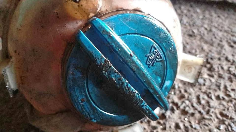 VW golf 5 2.0 TDI water bottle cap