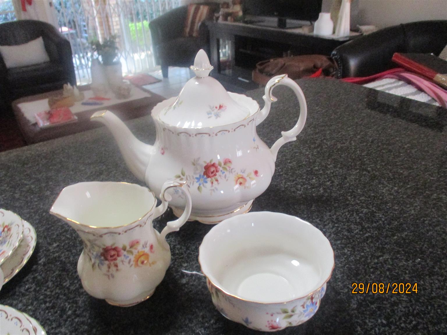 ROYAL ALBERT TEASET JUBILEE ROSE WELL KEPT AS NEW!!