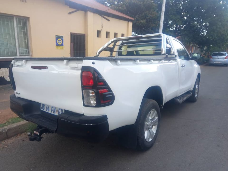 2017 Toyota Hilux single cab 2.4 GD6 SRX High Raider Diesel, Manual, White, 141000kms