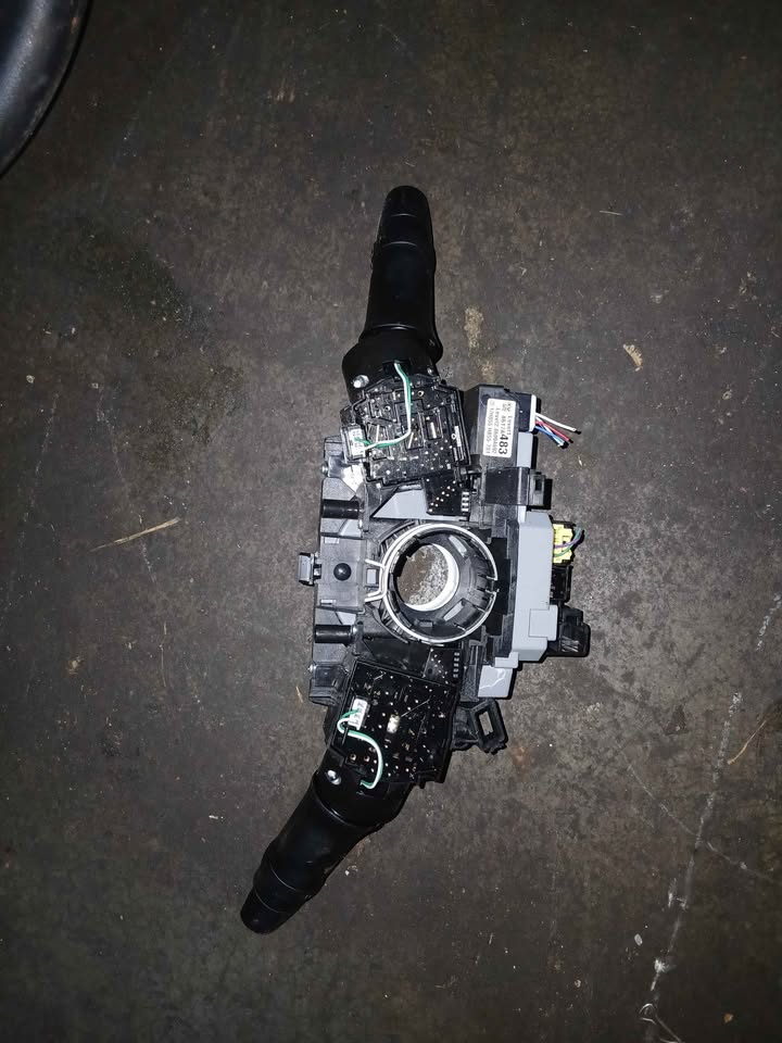 Mitsubishi xpander horn sensor and indelicator switch - Private Seller Mitsubishi xpander horn sensor and indelicator switch - Private Seller