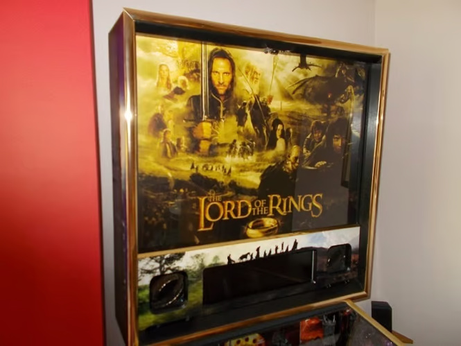 Stern LORD OF THE RINGS pinball machine