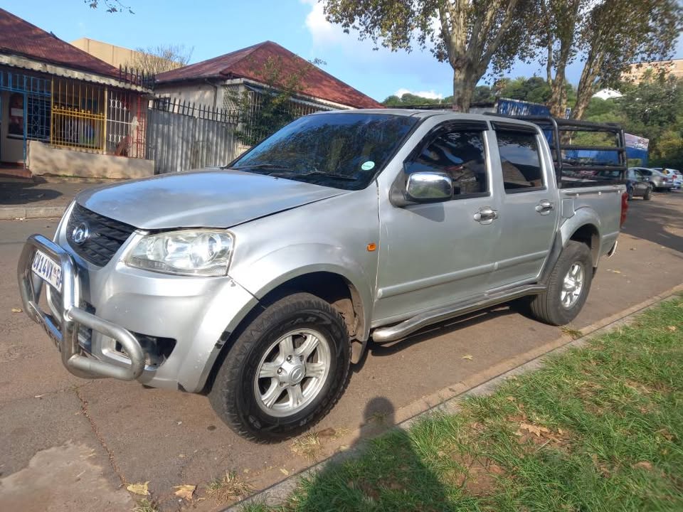 2013 GMW STEED 5 2.4 PETROL, MANUAL 4X4, SILVER, LEATHER SEAT.