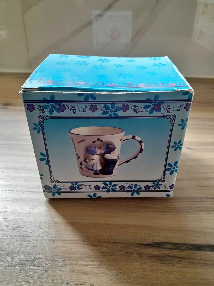 Geniune Dutch hand-painted Delft Blue Kissing Couple Mug 3D Raised Pottery Decor