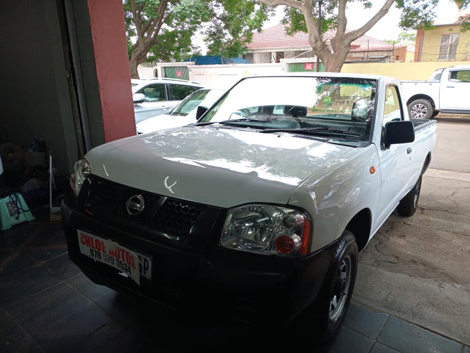 2017 Nissan NP300 2.0 Petrol, Manual, White, Sparekey 107000km