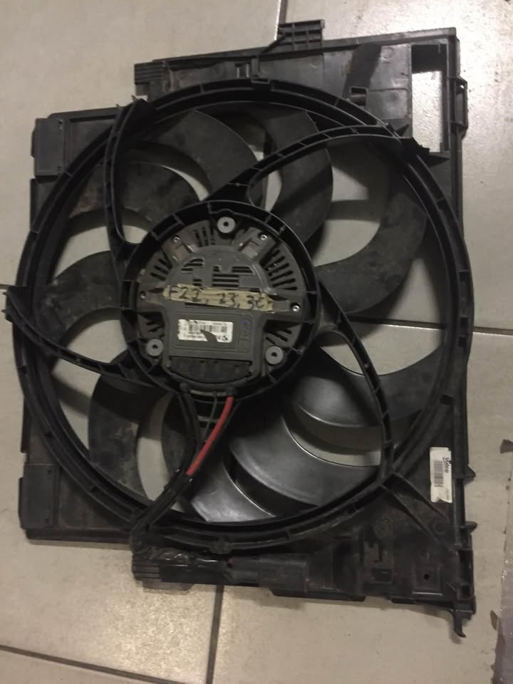 BMW f22 /f30/f23 radiator fan for sell in good condition nice and clean - Private Seller