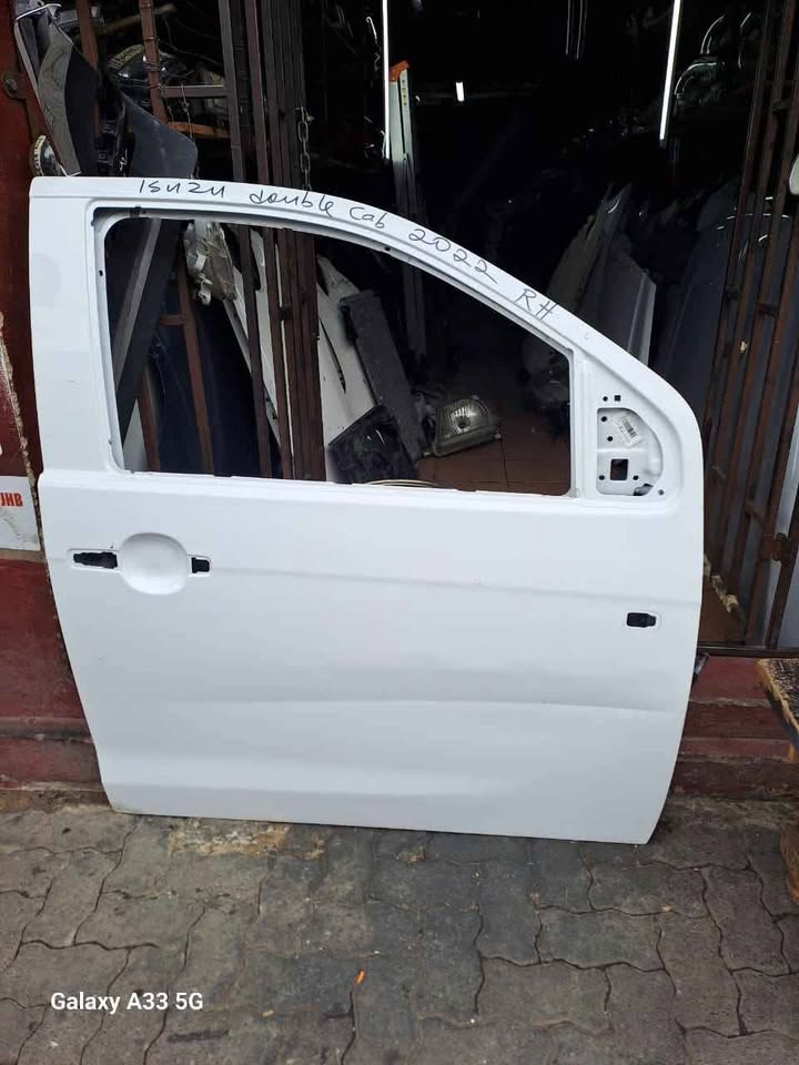 ISUZU D-MAX double cab front door RIGHT SIDE - Private Seller ISUZU D-MAX double cab front door RIGHT SIDE - Private Seller