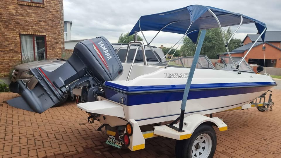 Yamaha Legacy 170 with powerful 130hp engine and L-Seats, is one of THE most fun Boats on the water!