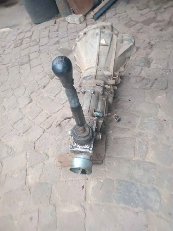 Nissan hardbody NP300 2.4 petrol gearbox for sale my number WhatsApp or cell - Private Seller