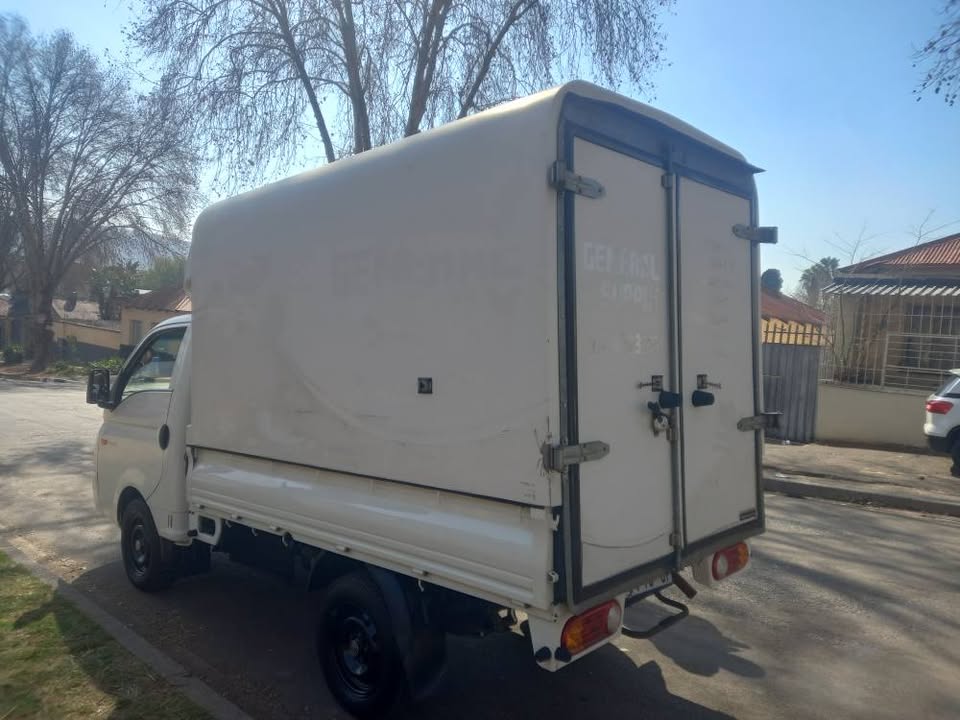 2017 Hyundai H100 Bakkie 2.6 Diesel, Manuel, White, 79000KMS, With Canopy.