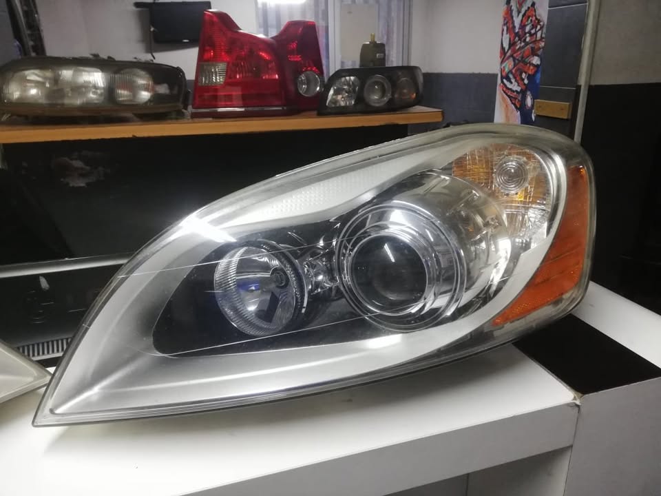 VOLVO XC60 2012 XENON AND NON XENON HEADLIGHT FOR ALE - Private Seller VOLVO XC60 2012 XENON AND NON XENON HEADLIGHT FOR ALE - Private Seller