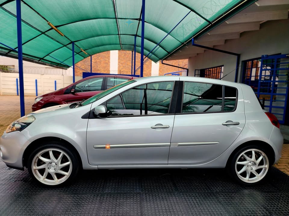 2010 Renault clio 1.6 16v automatic