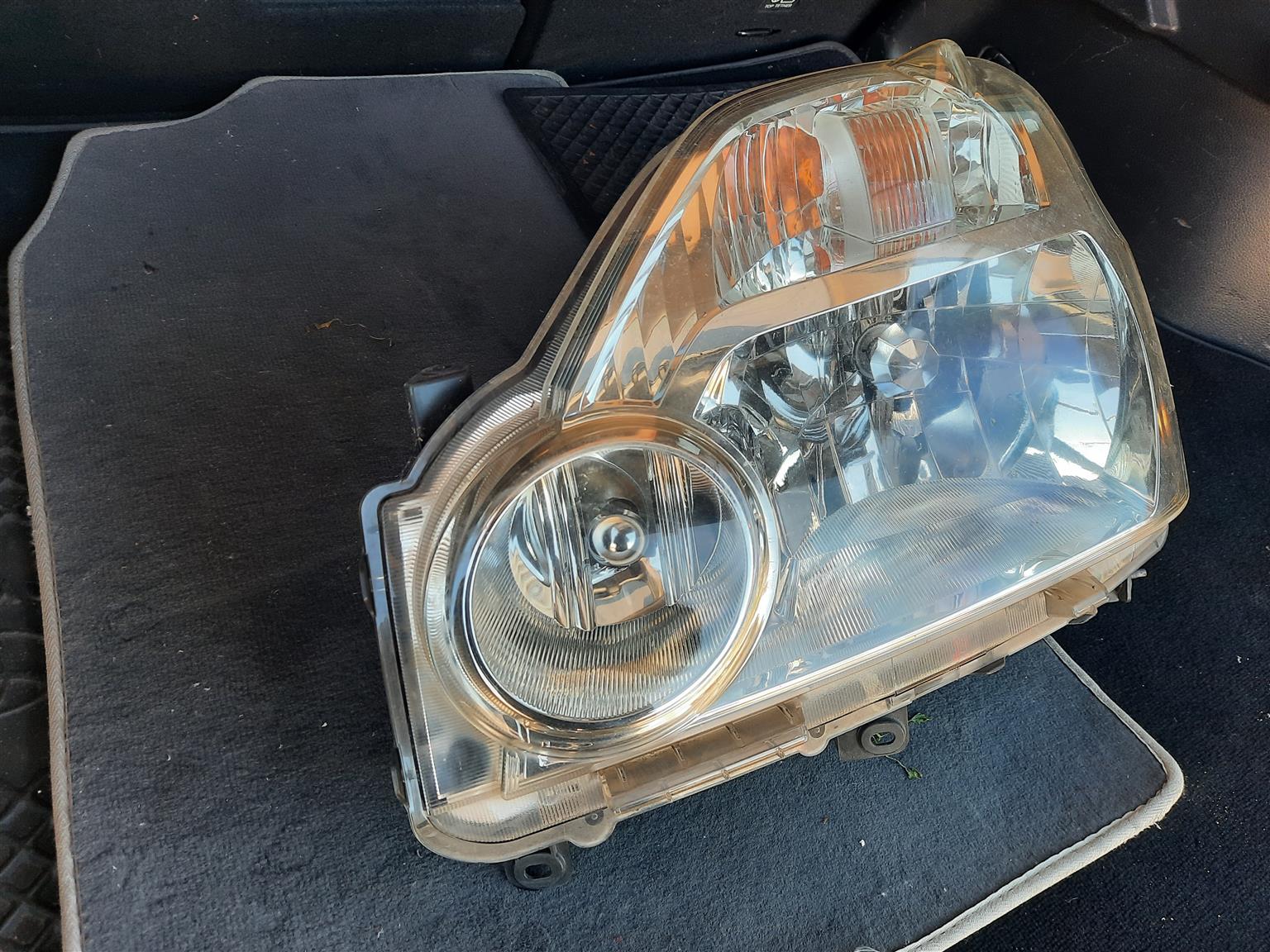 NISSAN X-TRAIL LEFT SIDE HEAD LIGHT - Private Seller