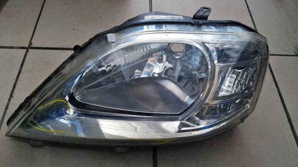 Nissan np200 LHS headlight (cracked) - Private Seller Nissan np200 LHS headlight (cracked) - Private Seller