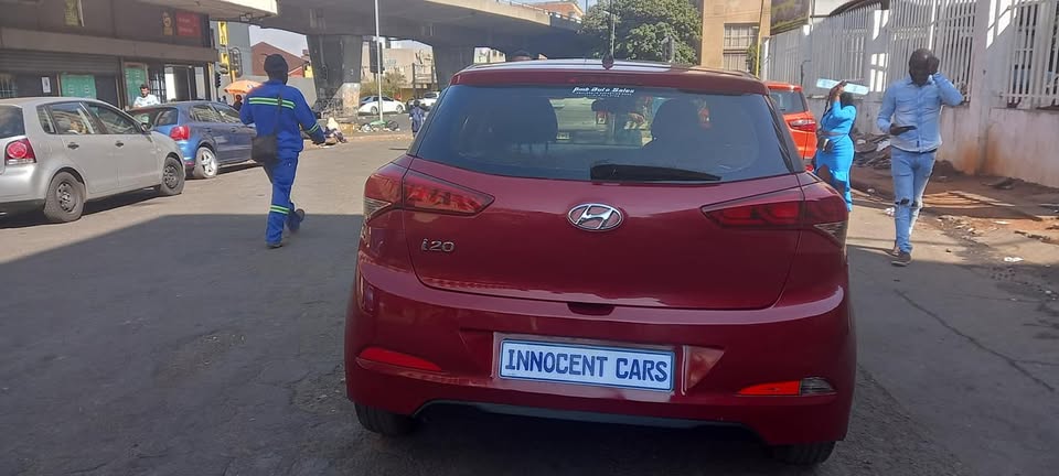 2017 HYUNDAI i20 1.2 MOTION, MANUAL, MAROON COLOUR, 72000KM. LEATHER SEATS