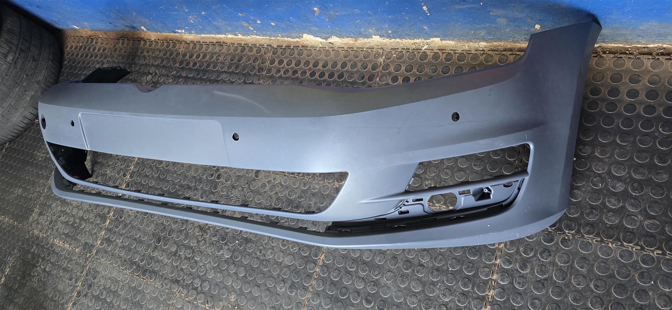 New stock arrivals  Front bumper  Golf 7 tsi With pdc no washers - Private Seller