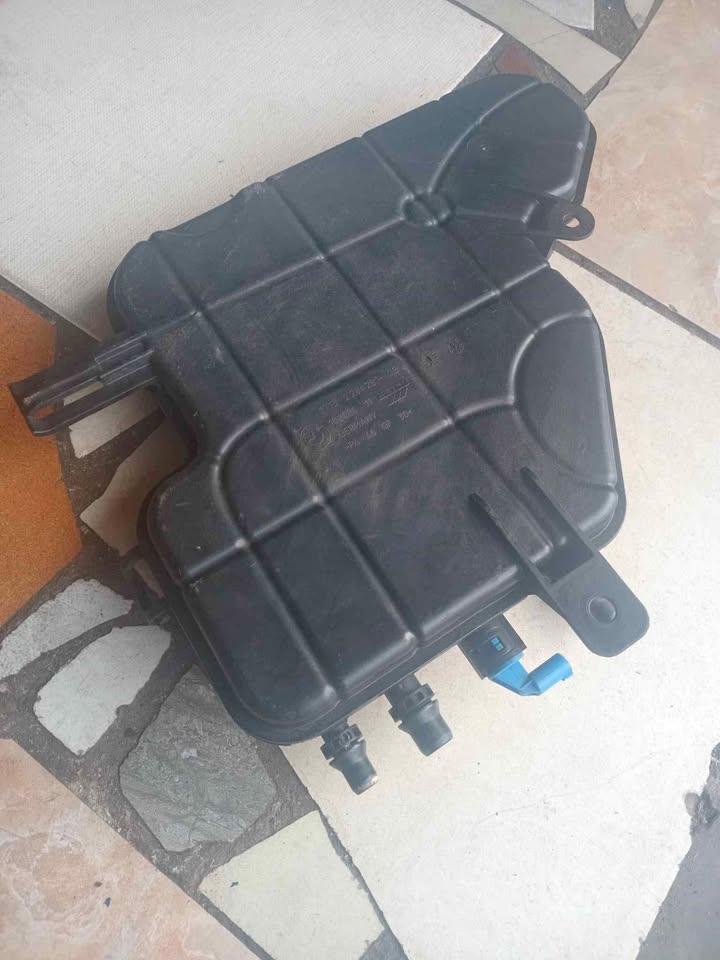 Expansion Tank 8610819 BMW F10 6 F06 - Private Seller Expansion Tank 8610819 BMW F10 6 F06 - Private Seller