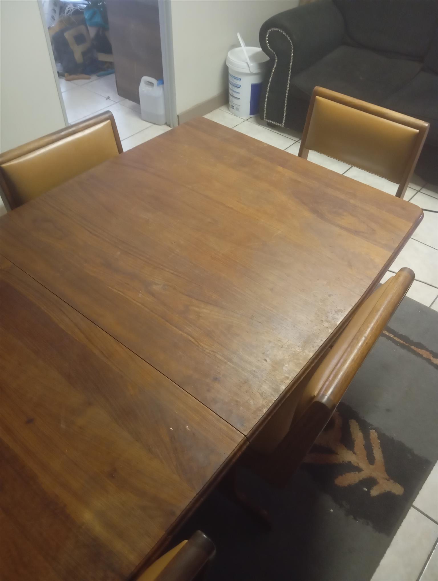 Eetkamer Tafel x 6 stoele