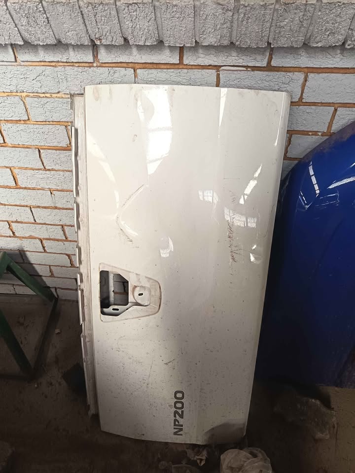Nissan np200 tailgate slight damage - Private Seller Nissan np200 tailgate slight damage - Private Seller