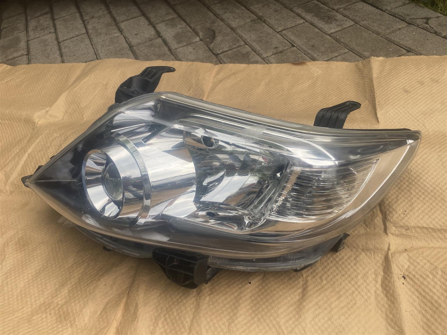 2015 TOYOTA FORTUNER XENON HEADLIGHT LEFT SIDE FOR SALE. IN EXCELLENT CONDITION