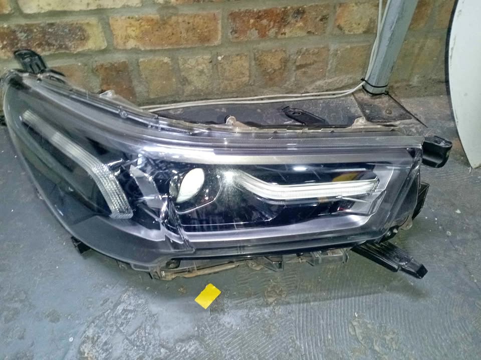 Toyota Hilux GD6 Legend Xenon Headlight Rightside. Call or DM . - Private Seller Toyota Hilux GD6 Legend Xenon Headlight Rightside. Call or DM . - Private Seller