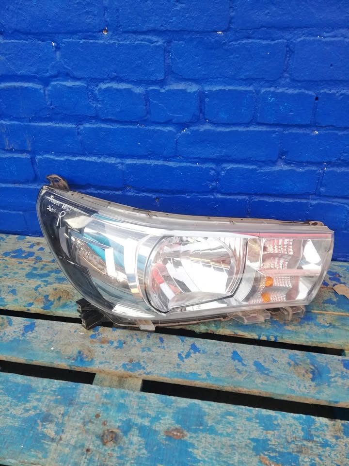 Toyota Hilux 2017 R/s Headlight for Sale - Private Seller Toyota Hilux 2017 R/s Headlight for Sale - Private Seller