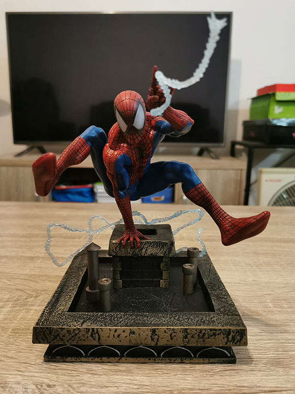 Spider-Man (90’s Version) Gallery Diorama Diamond Select Collectable Figurine (N
