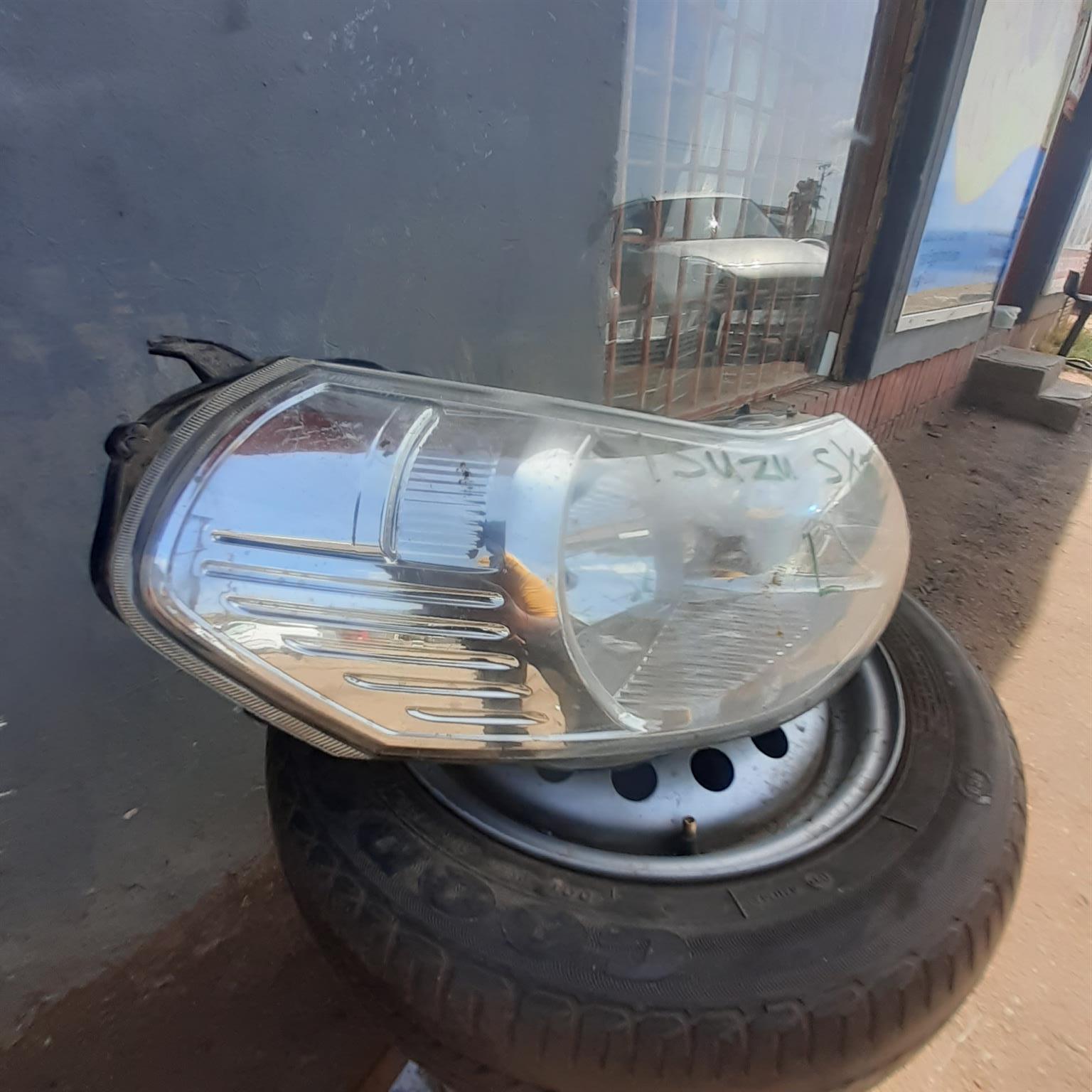 ISUZU SX4 LEFT HEADLIGHT FOR SALE DELIVERY AVAILABLE COUNTRY WIDE - Private Seller
