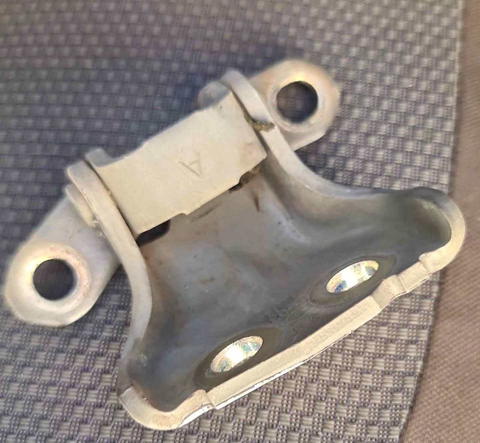 Nissan Qashqai rhs front door hinge - Private Seller Nissan Qashqai rhs front door hinge - Private Seller