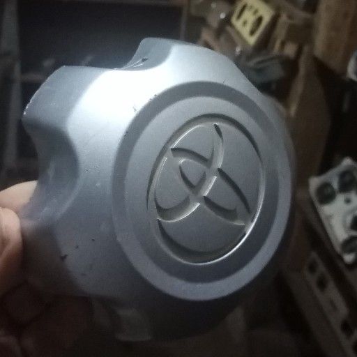Hi Lux, centre cap - Private Seller Hi Lux, centre cap - Private Seller