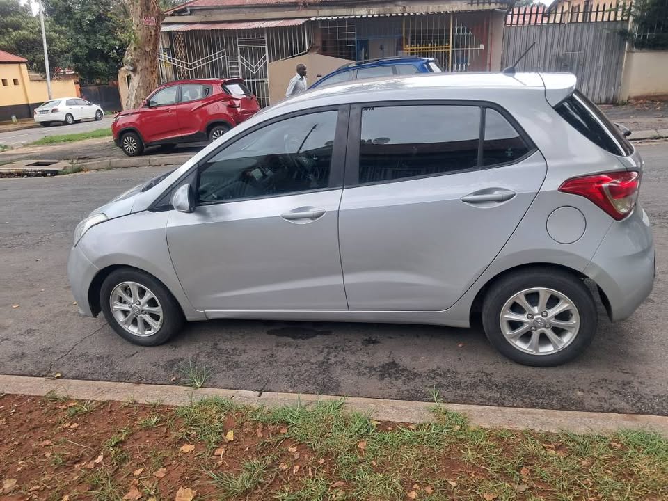 Hyundai i10 grand Silver 2019 for
