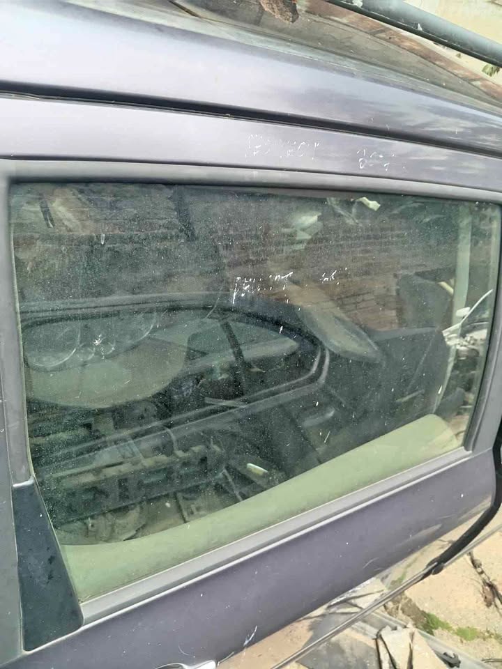 Peugeot 307 station wagon right rear door glass - Private Seller Peugeot 307 station wagon right rear door glass - Private Seller