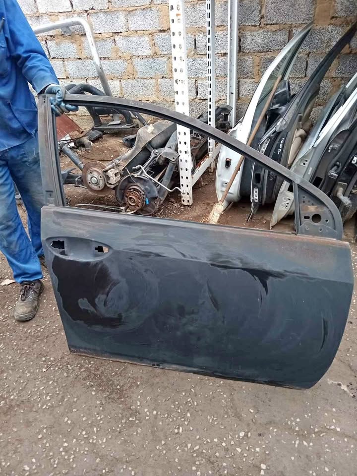 AE150 Right front door selling AE150 Right front door selling