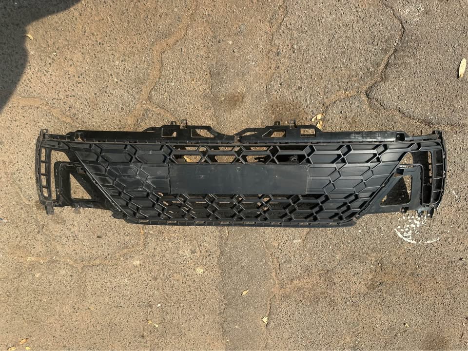 HYUNDAI i10 sedan front bumper grill - Private Seller HYUNDAI i10 sedan front bumper grill - Private Seller